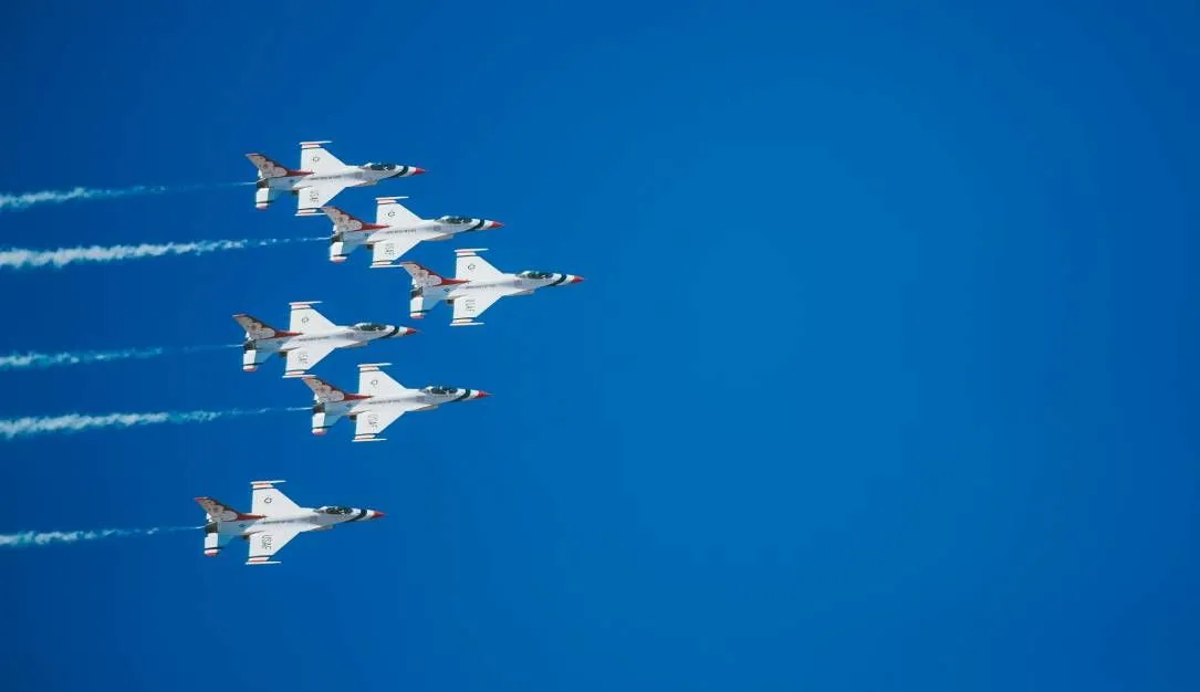 Exoficial de la Fuerza Aérea arrestado por conspirar con un hacker para ofrecer entrenamiento de vuelo al ejército chino