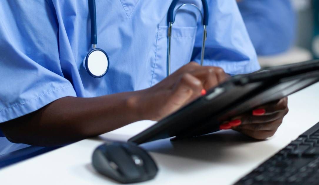 Stryker asegura que las herramientas hospitalarias son seguras, pero los sistemas de pedido digital siguen inoperativos tras el ciberataque.