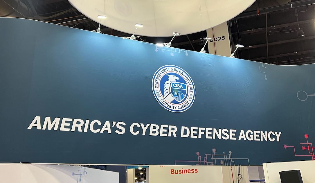 La directora interina de CISA advierte que el cierre aumenta los riesgos cibernéticos y provoca renuncias.