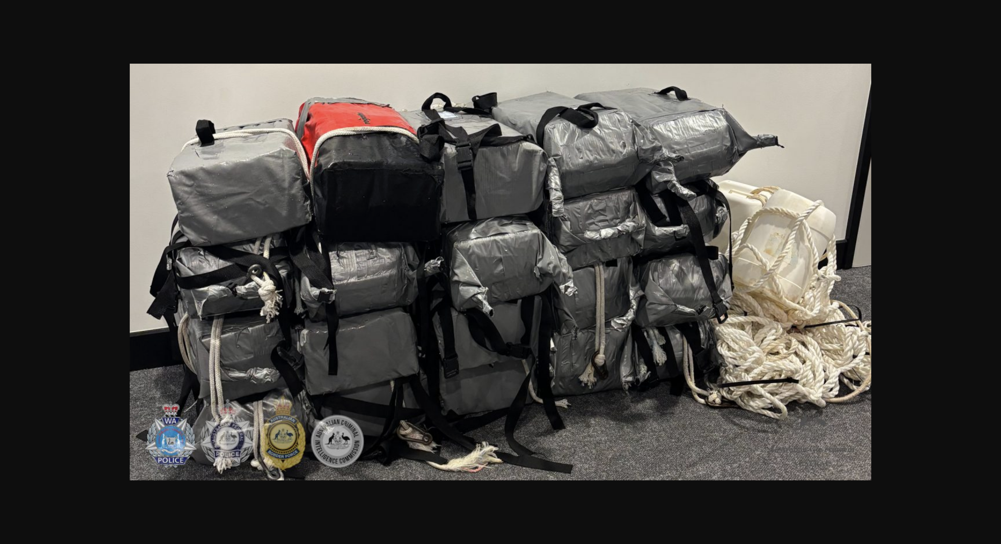 Un gran barco con animales vivos 'arroja' cocaína a embarcaciones rápidas.