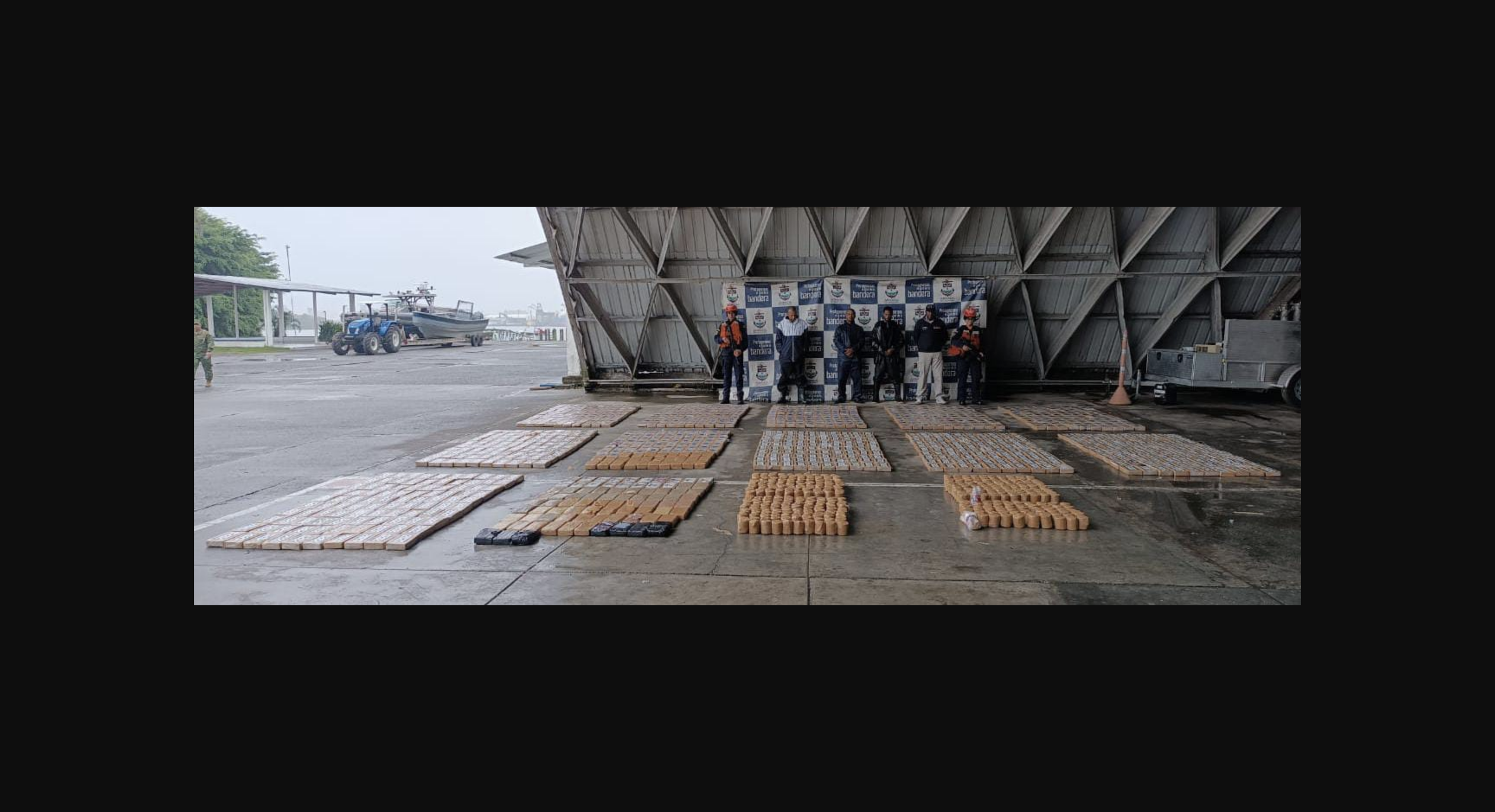 Dos lanchas narcotraficantes y un semisumergible con 7.500 kilogramos de estupefacientes en Colombia