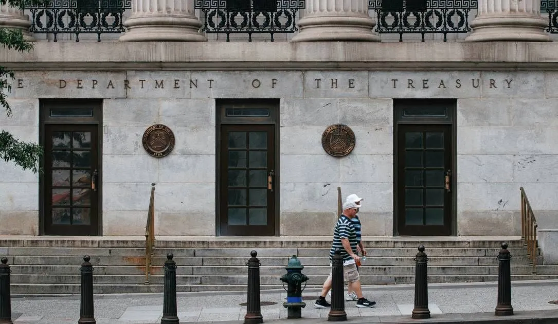 EE. UU. sanciona a corredor ruso de exploits por adquirir herramientas cibernéticas robadas a contratista de defensa.