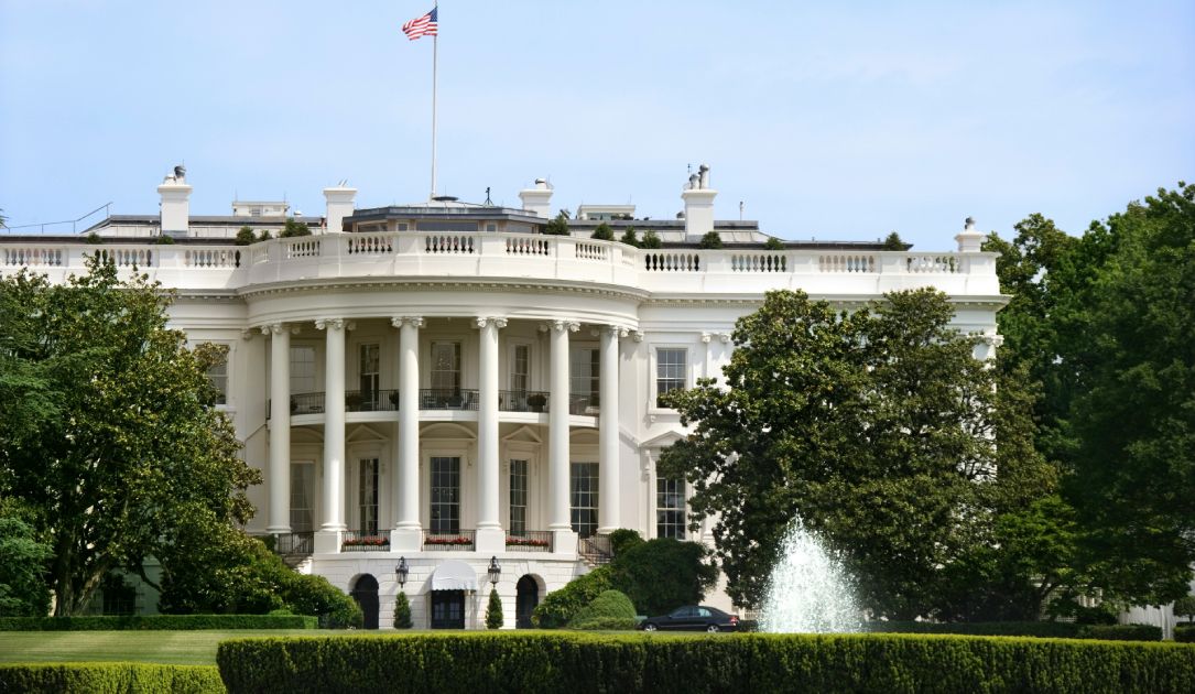 La Casa Blanca presenta un orden ejecutivo simplificado sobre IA.