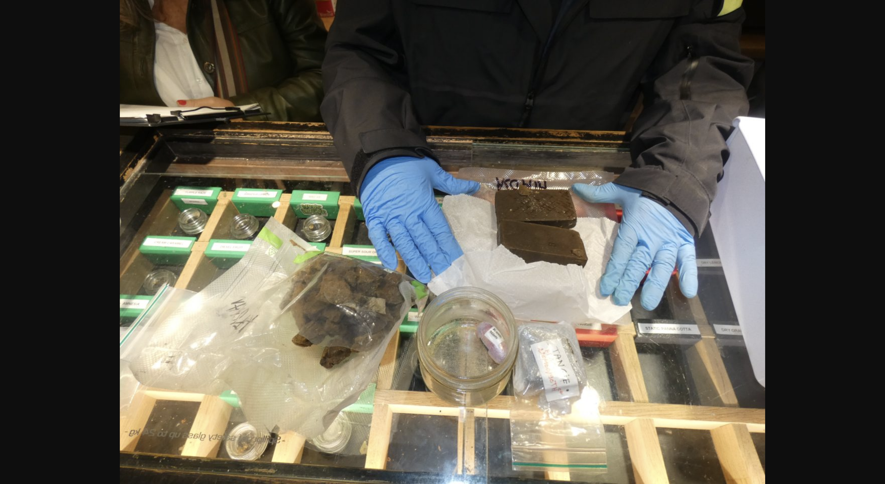 Encuentran otra sociedad cannábica que funcionaba como un punto de venta de drogas en Barcelona