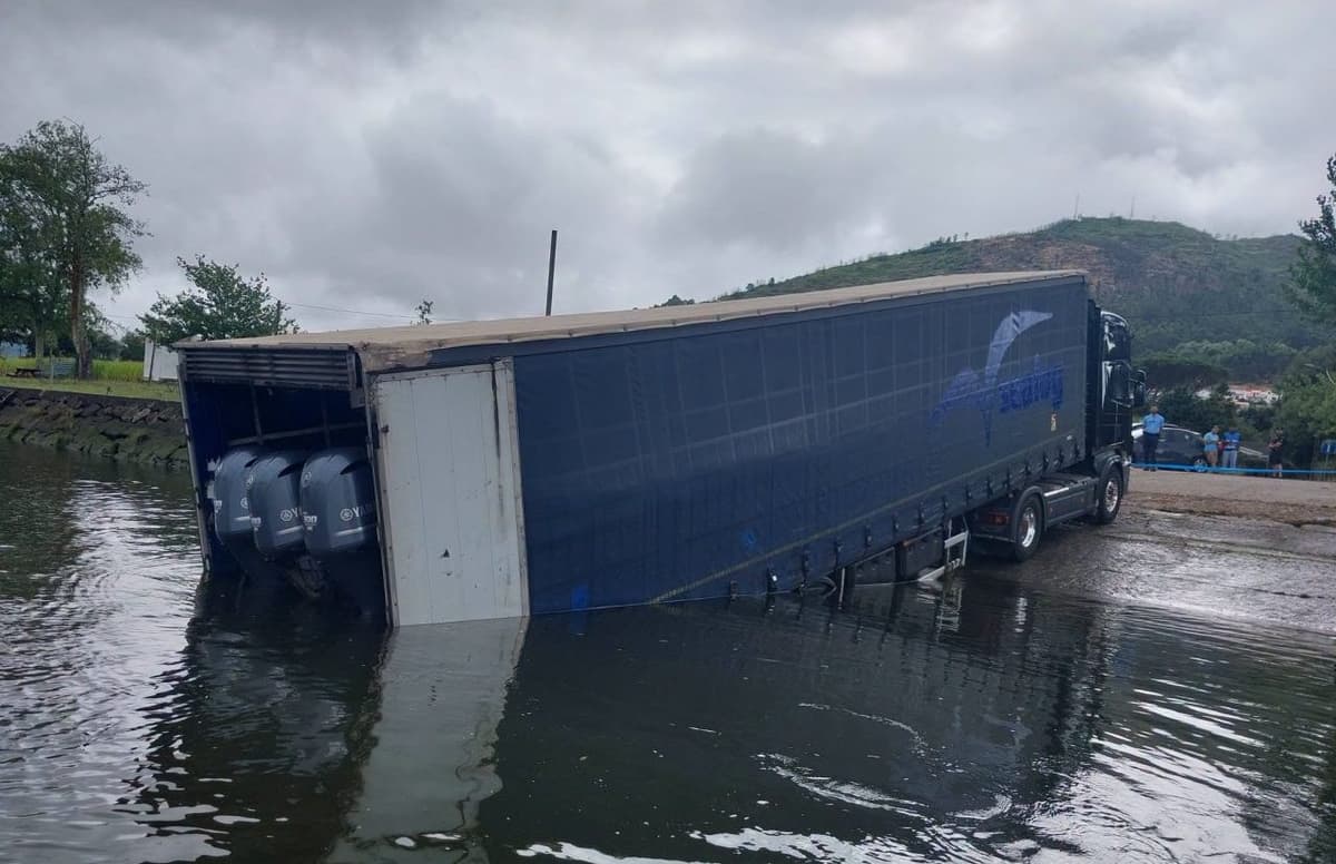 Los narcotraficantes se ven despojados de una lujosa nave en las aguas del río Miño.
