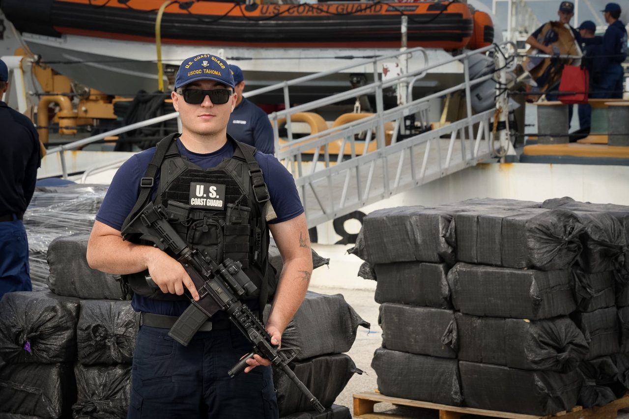 La Guardia Costera modifica su estrategia: disparos al motor y salvavidas para los narcotraficantes.