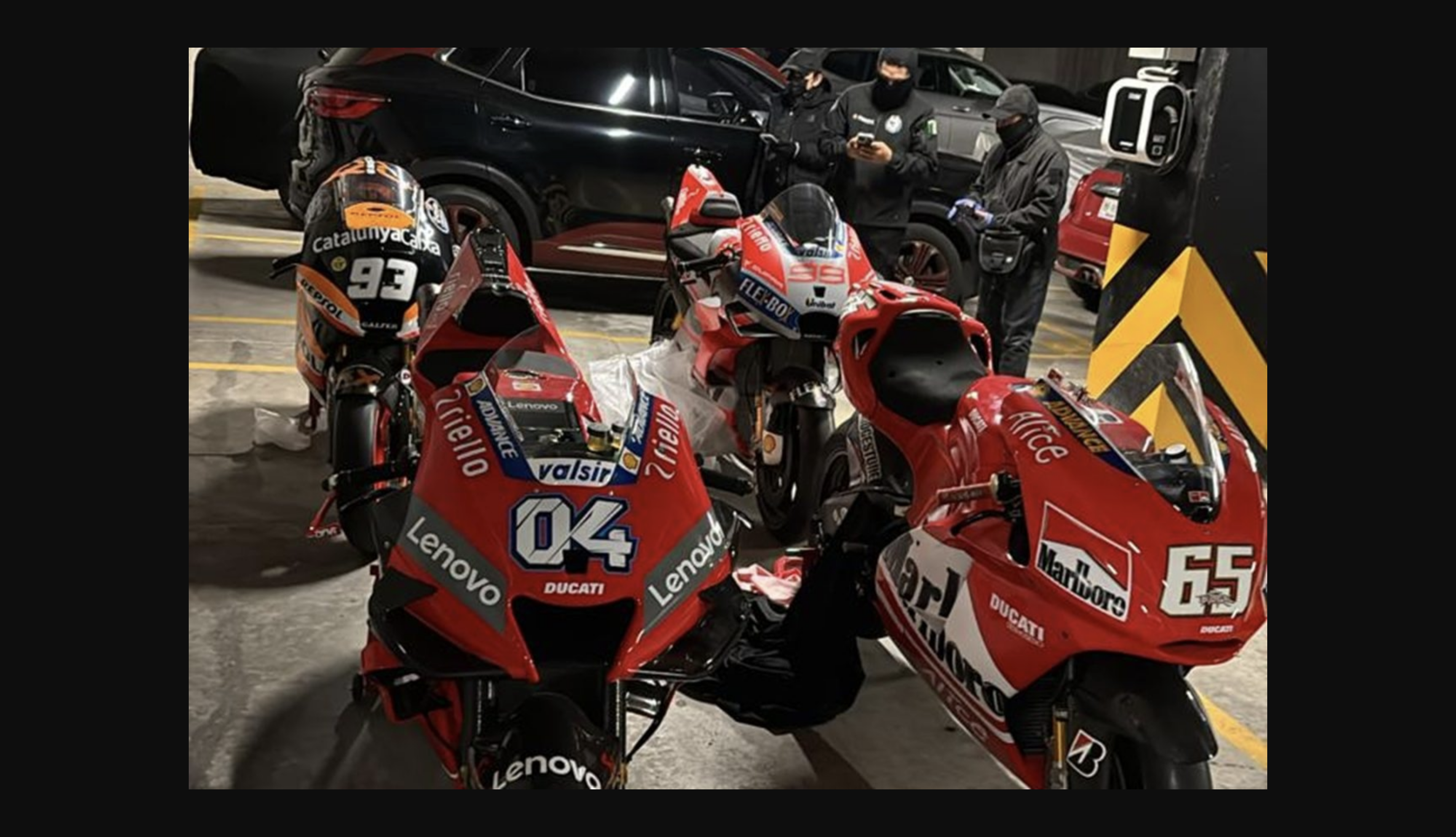 El narcotraficante más perseguido por el FBI se rinde en la embajada de México.