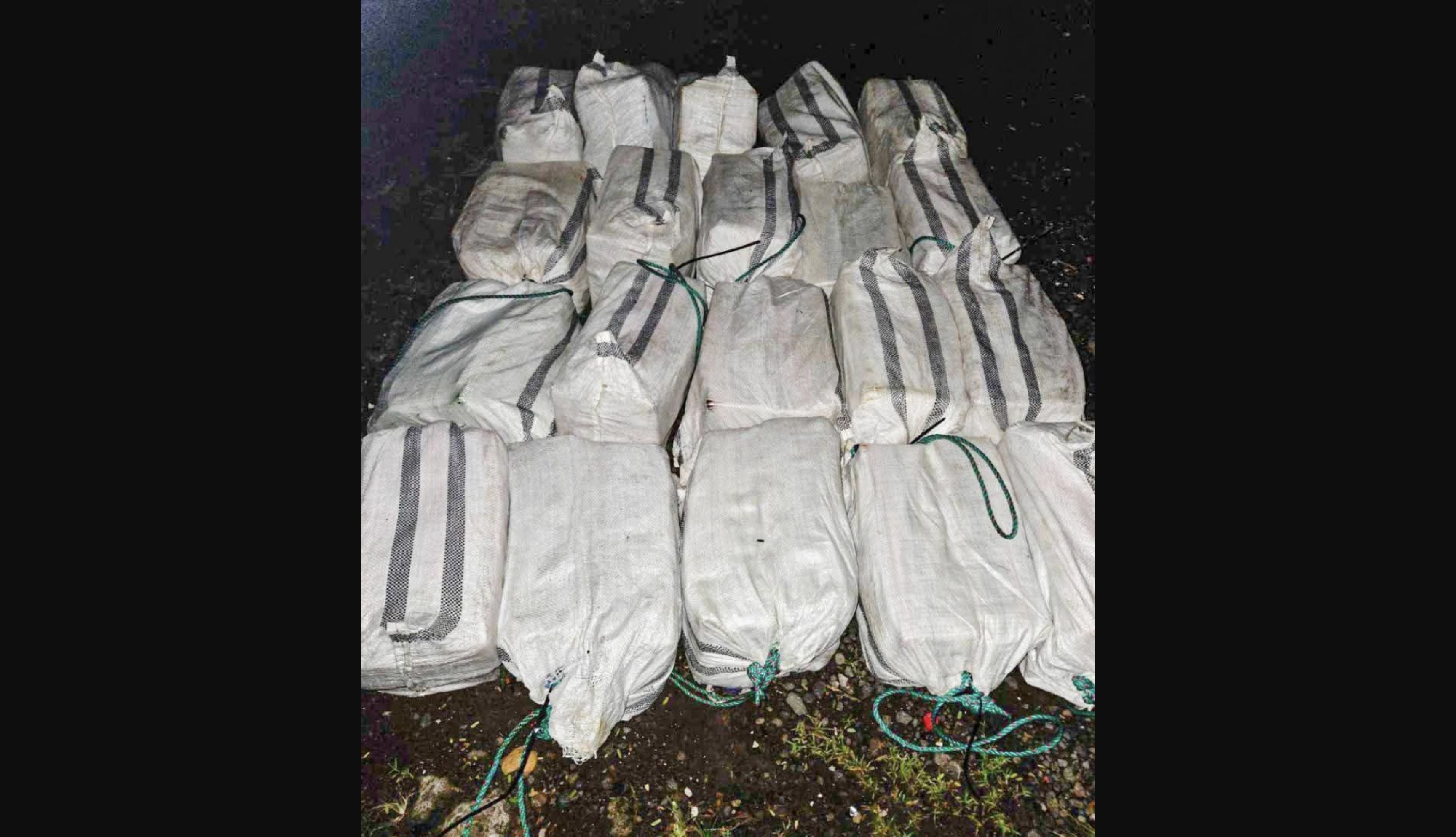 Cuatro ecuatorianos son arrestados en Islas Fiji tras arribar en un narcosubmarino.