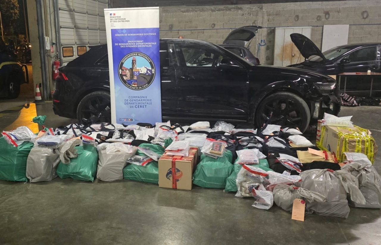 Un grupo de narcotraficantes llegado de España ataca a los gendarmes para proteger una tonelada de cocaína.
