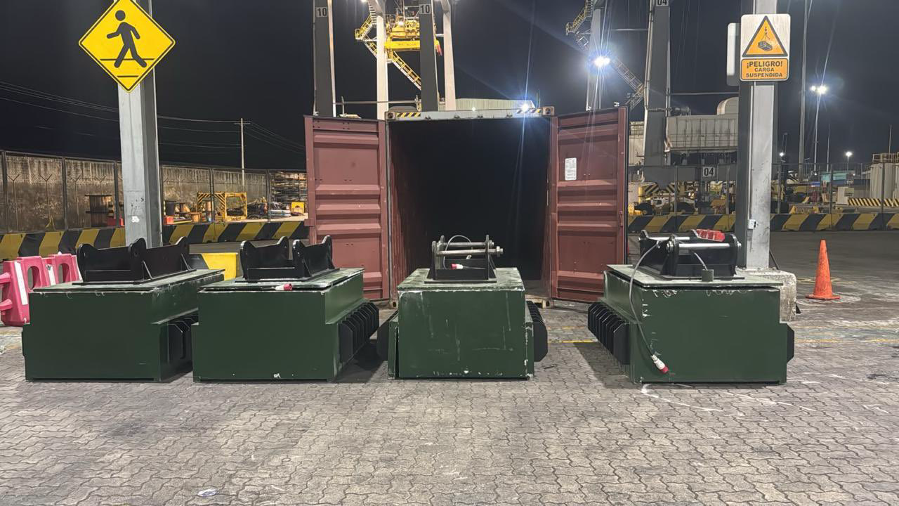 Más de mil kilos de cocaína del CJNG escondidos en cuatro grúas elevadoras.