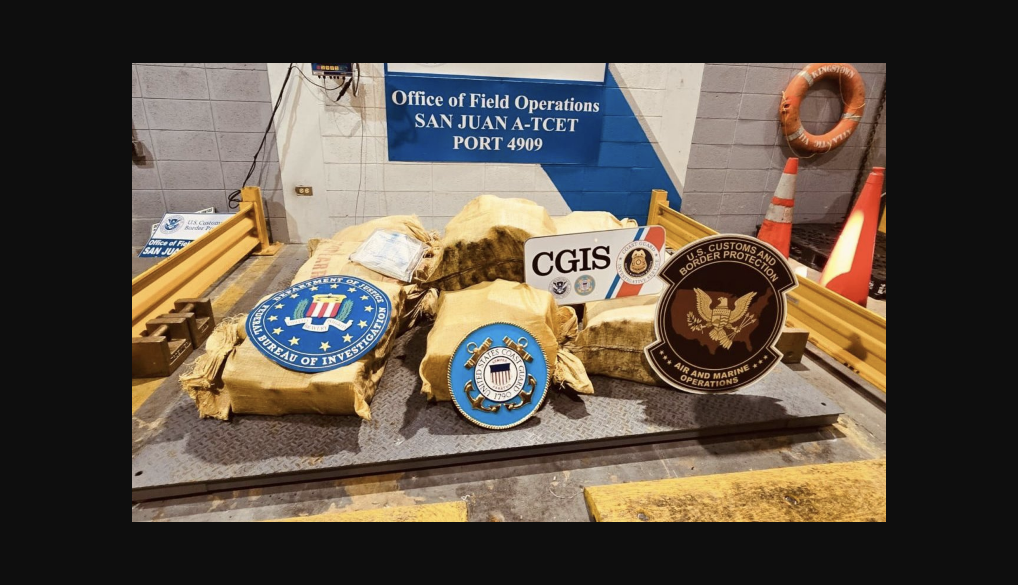 Arrestan a un dominicano que se arrojó al océano con 350 kilos de cocaína.