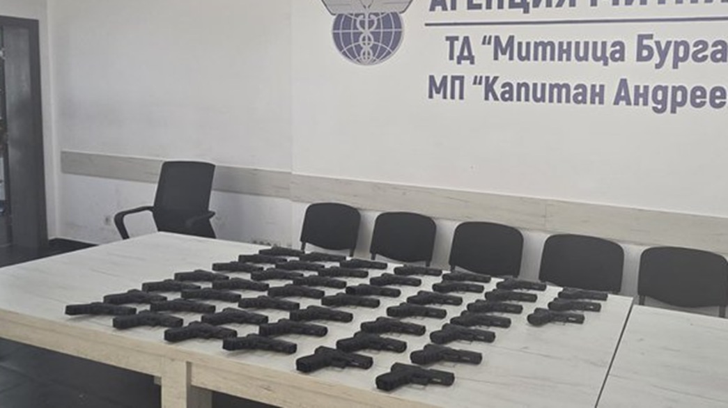 Encuentran un depósito de armas en un vehículo de higos en la frontera entre Turquía y Bulgaria.