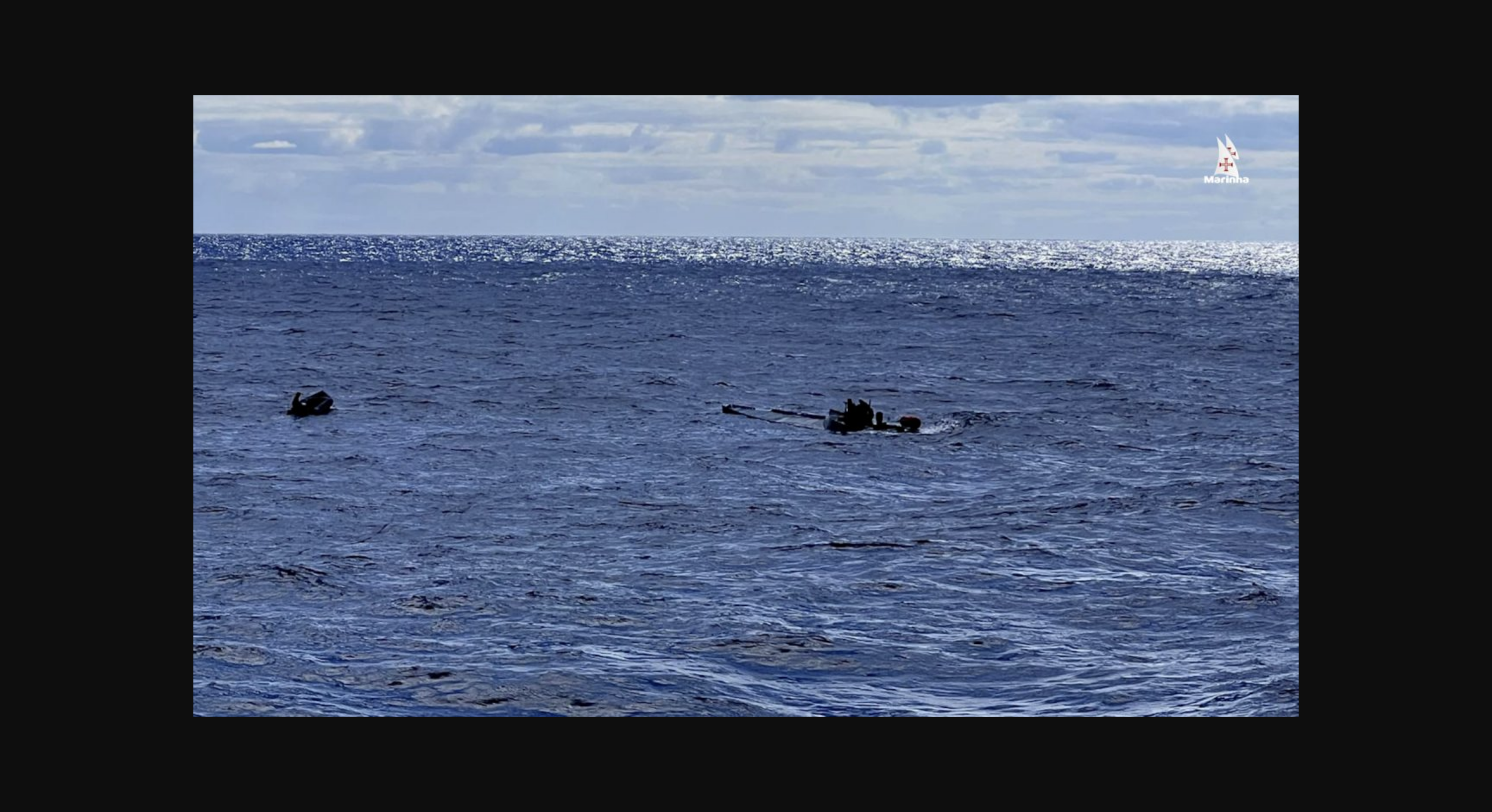 El narcosubmarino se hunde, la droga y los ocupantes son llevados a Portugal.