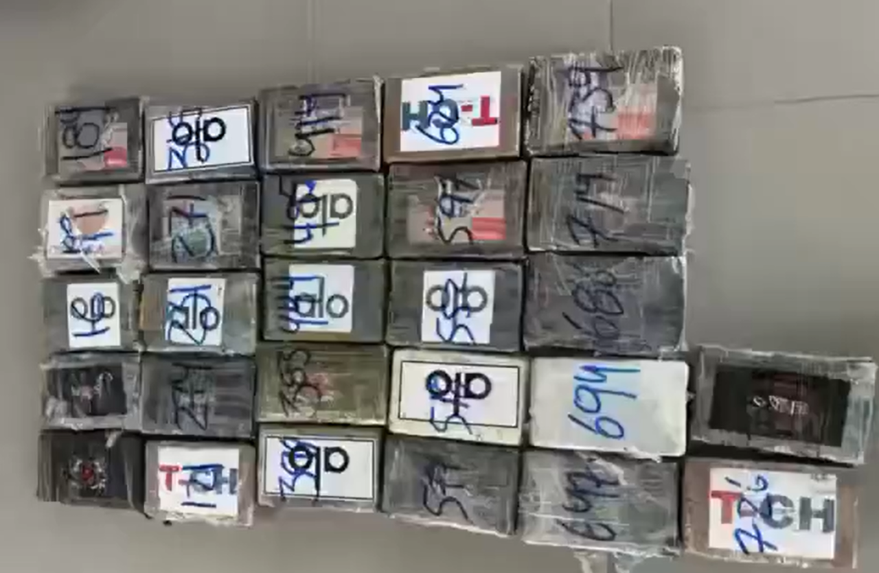 Capturan a dos dominicanos con 736 kilogramos de cocaína en el Caribe.