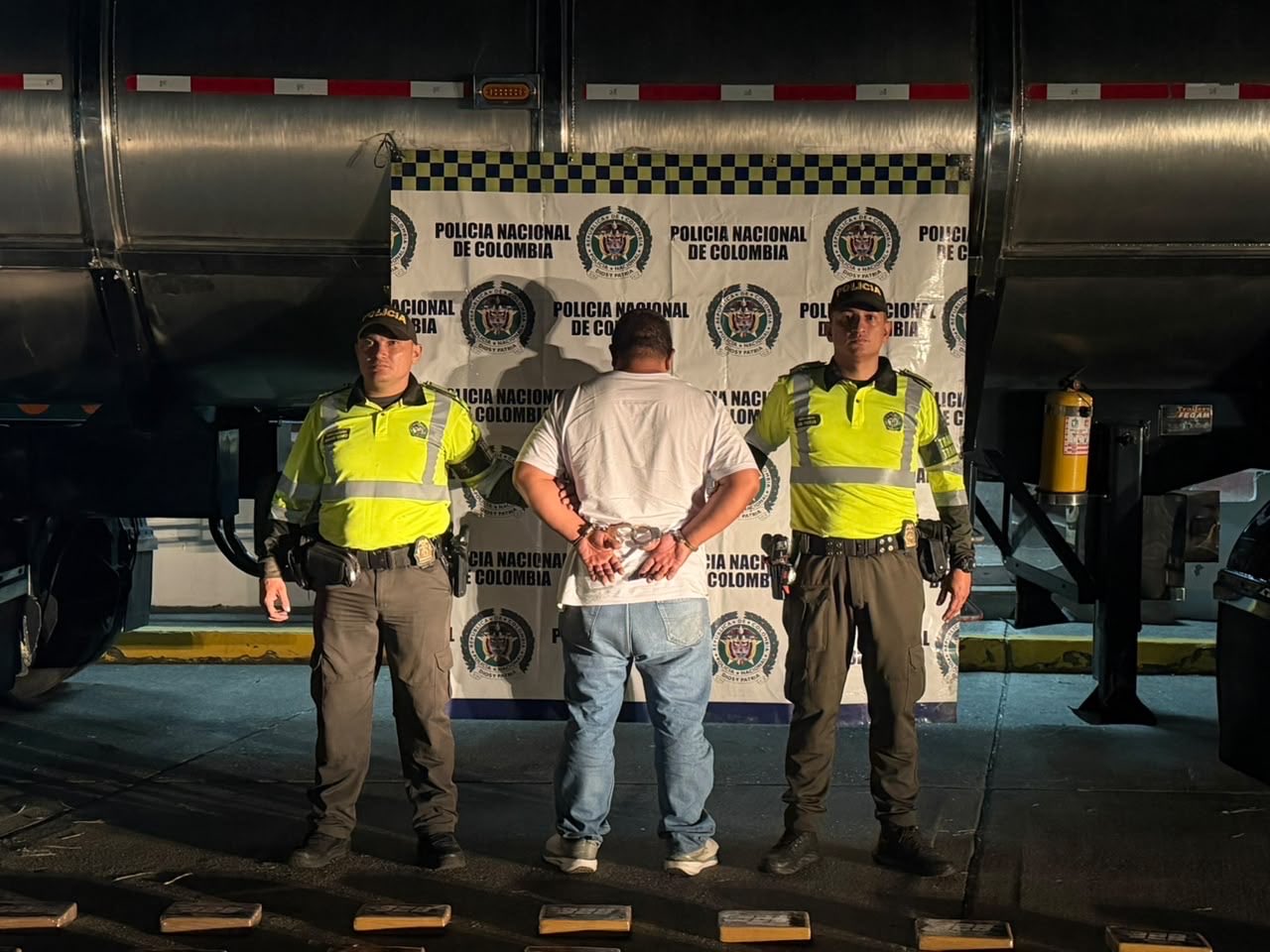 Escondían 650 kilos de cocaína en el compartimento de un camión cisterna.