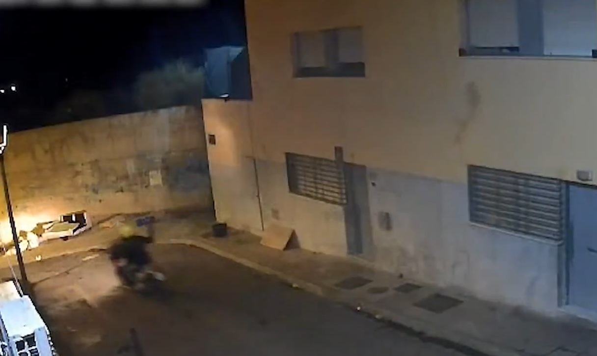 Sicarios al estilo colombiano en Almería: disparan a un hombre desde una motocicleta y lo dejan tetrapléjico