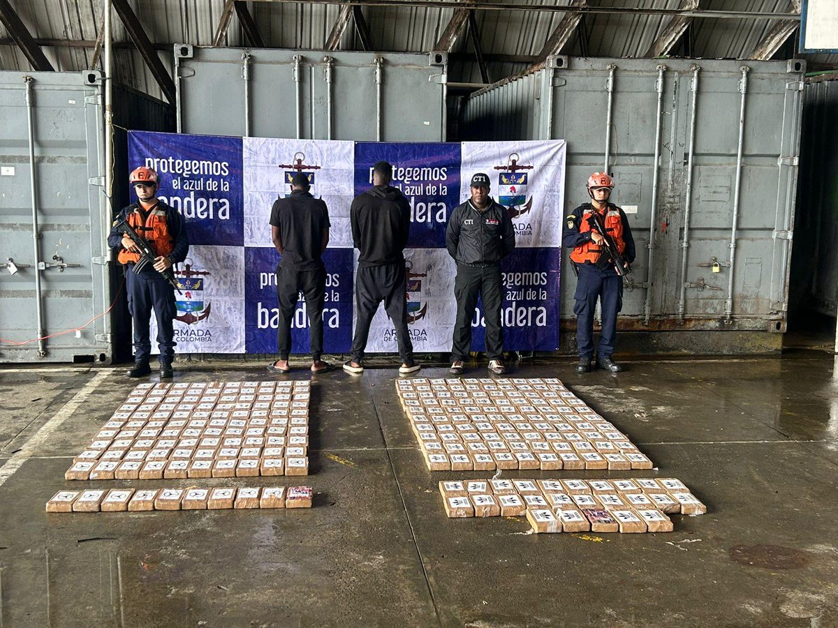 Cinco arrestados en dos lanchas artesanales llenas de cocaína.