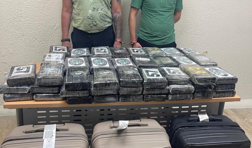 Detienen a dos serbios en el acto con un cargamento de cocaína en República Dominicana.