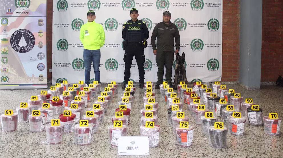 Encuentran 282 kilos de cocaína en envases de impermeabilizante.
