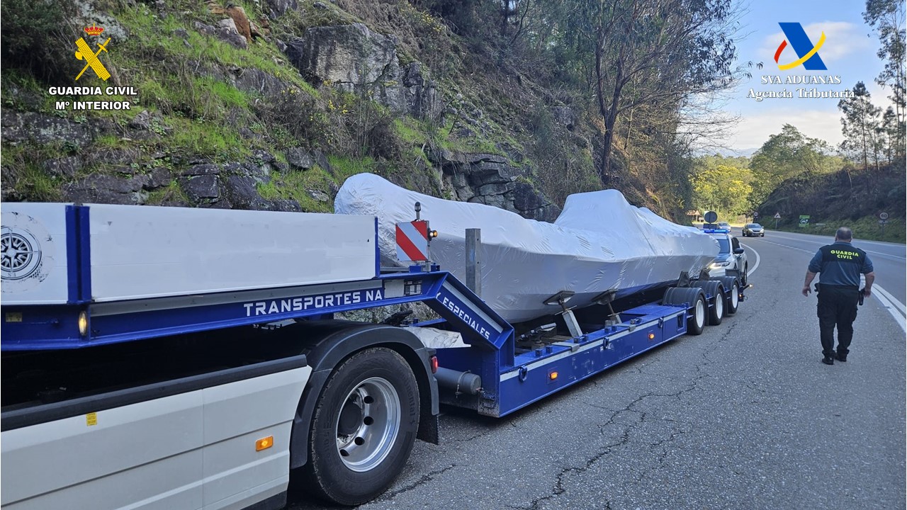 Confiscan en Galicia una presunta lancha de narcotráfico con rumbo a Ceuta