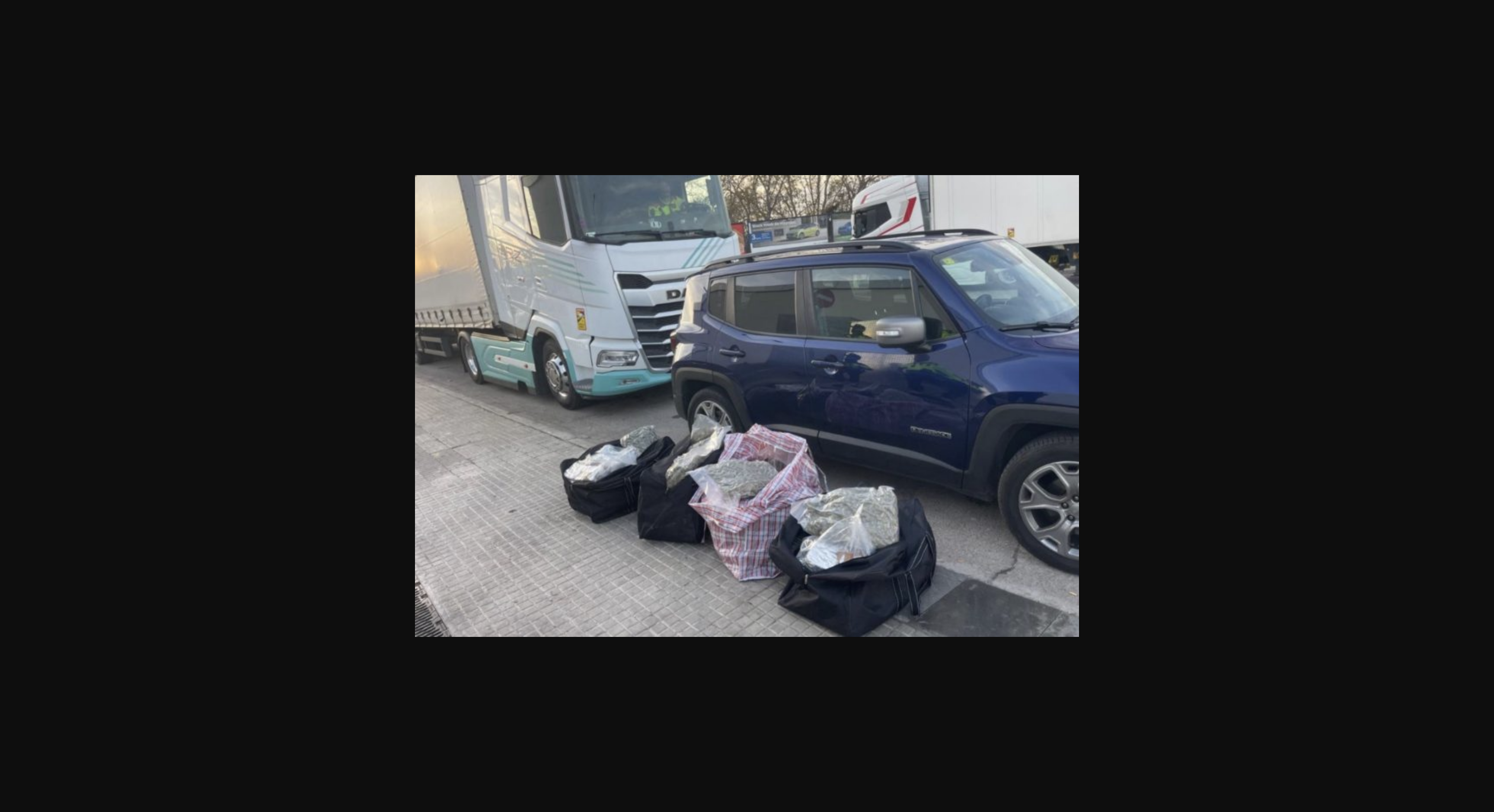 Estados Unidos impone sanciones al mandatario colombiano por supuestos vínculos con el narcotráfico.